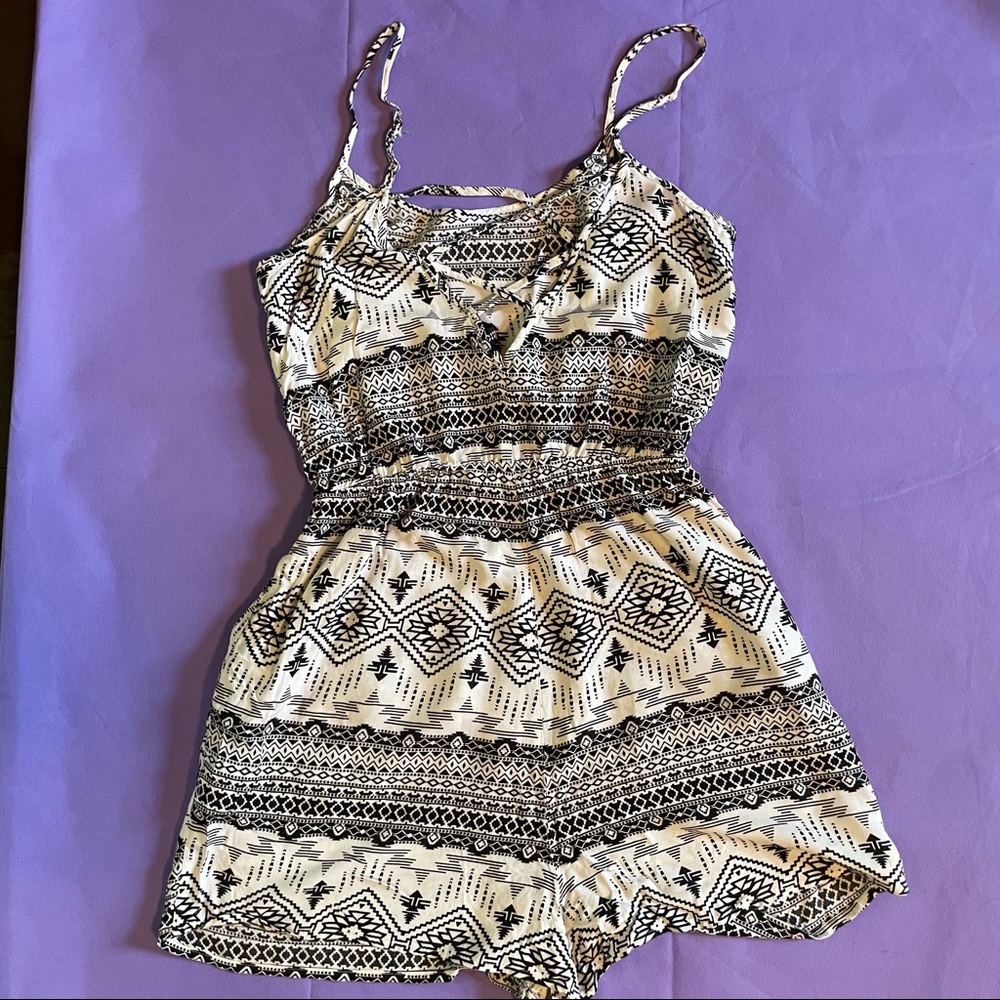 H&M Divided Black and White Geometric Pattern Romper Playsuit, Junior’s Size 6
